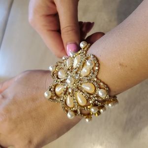 Yellow gold and pearl sparkled cuffed bracelet